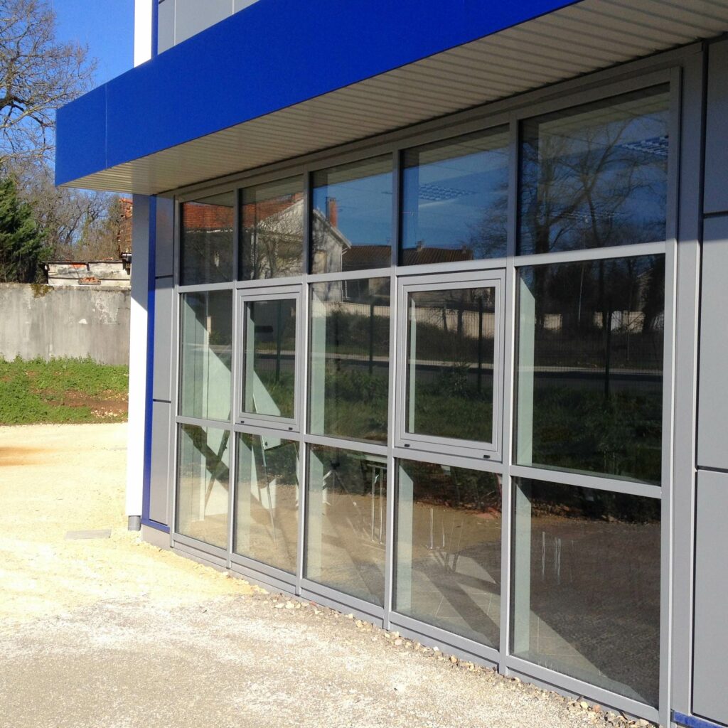 menuiseries aluminium en Charente pour locaux et bâtiments professionnels : commerces, industries, artisans, etc.