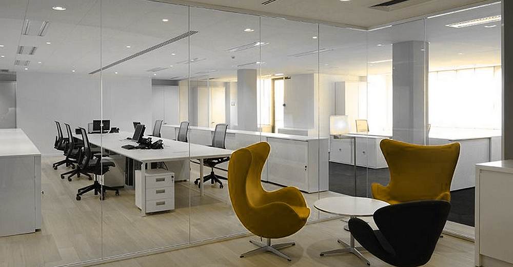 Cloisons intérieures vitrées en alu pour séparer des espaces de travail