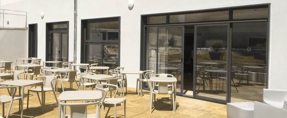 Menuiseries alu pour collectivités : fenêtres, baies coulissantes, portes automatiques et châssis fixes