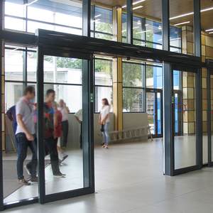 Ex. de portails et portes : porte automatique de centre commercial