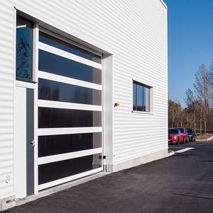 Ex. de portails et portes : porte sectionnelle et porte d'atelier d'une concession