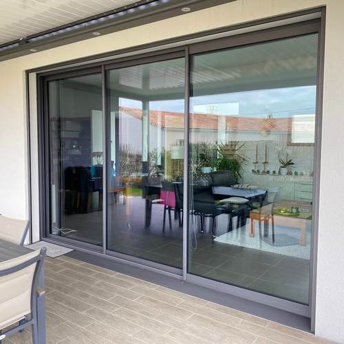 Menuiserie aluminium : baie vitrée coulissante